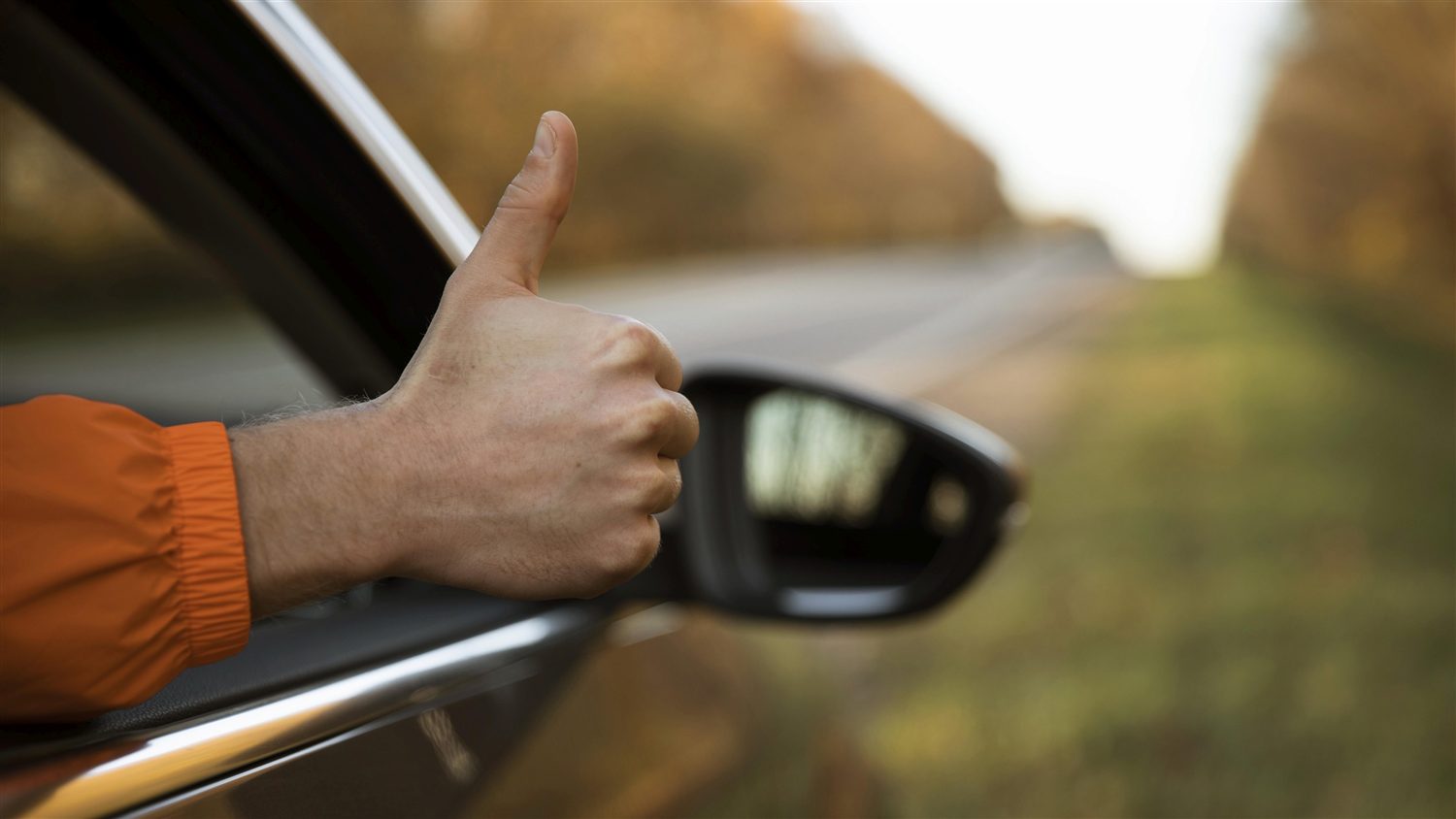 Élève souriante au volant lors de sa formation chez MC Conduite