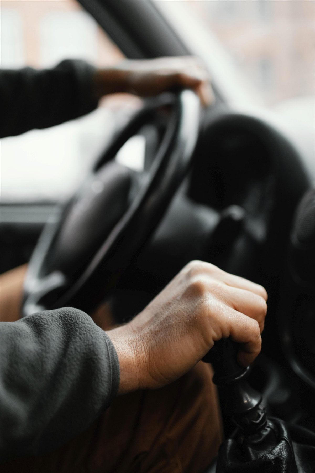 Élève au volant d'une voiture automatique